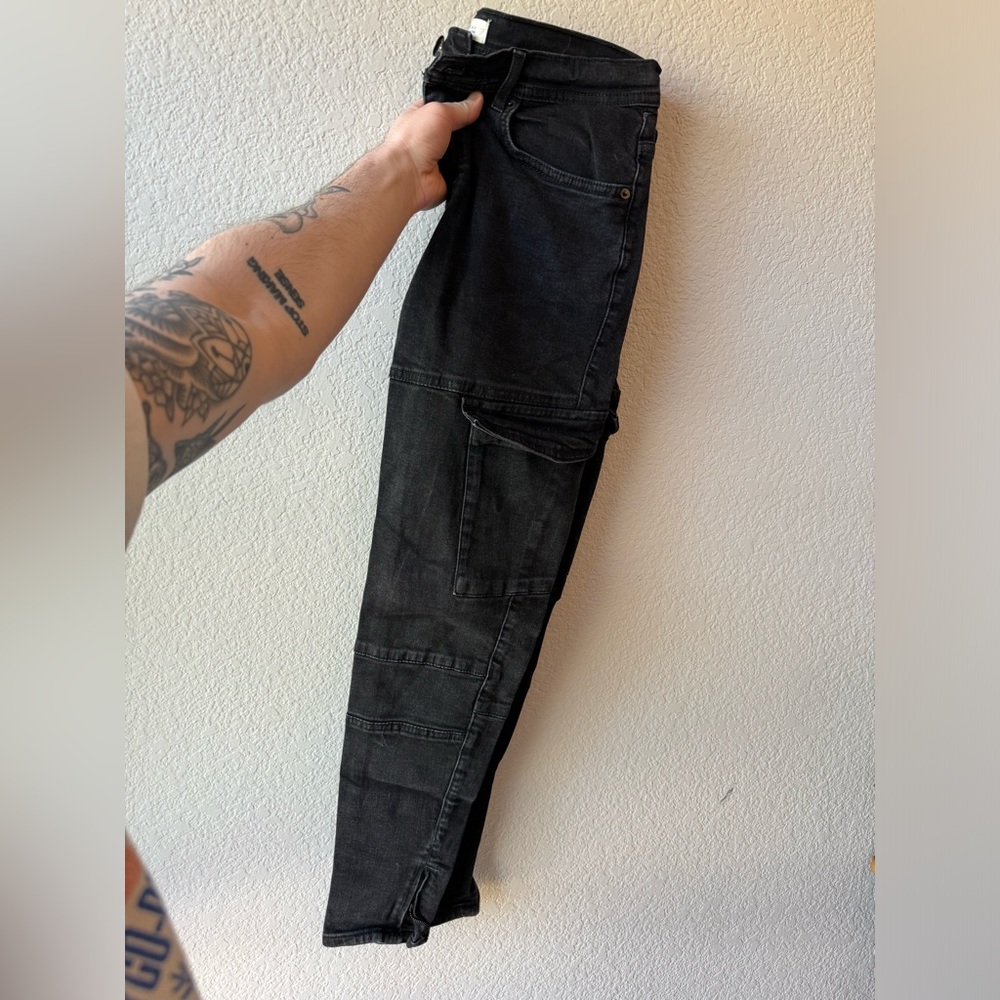 Zara skinny black denim with slim cargo pockets and lines. Zipper at ankle.